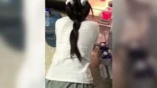 Нежная мексиканка трахается в жопу во время уборки, кончи внутрь! Часть 1 порно