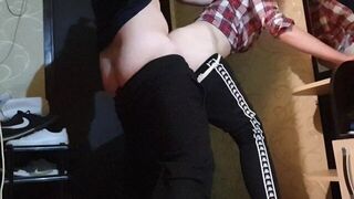 Меня трахнул сосед, пока муж смотрел телевизор. порно